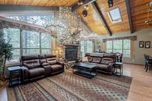 Smart TV, fireplace, video games, DVD player - Custom 6 Bedroom 4 full bathrooms Cabin with Amazing hillside Views, fenced lot. (Pinetop-Lakeside)
