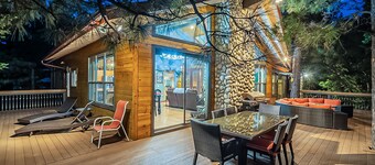 Custom 6 Bedroom 4 full bathrooms Cabin with Amazing hillside Views, fenced lot.