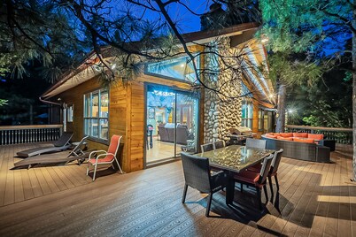 Custom 6 Bedroom 4 full bathrooms Cabin with Amazing hillside Views, fenced lot.