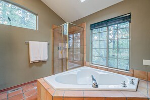 Combined shower/bathtub, jetted bath, hair dryer, towels - Custom 6 Bedroom 4 full bathrooms Cabin with Amazing hillside Views, fenced lot. (Pinetop-Lakeside)
