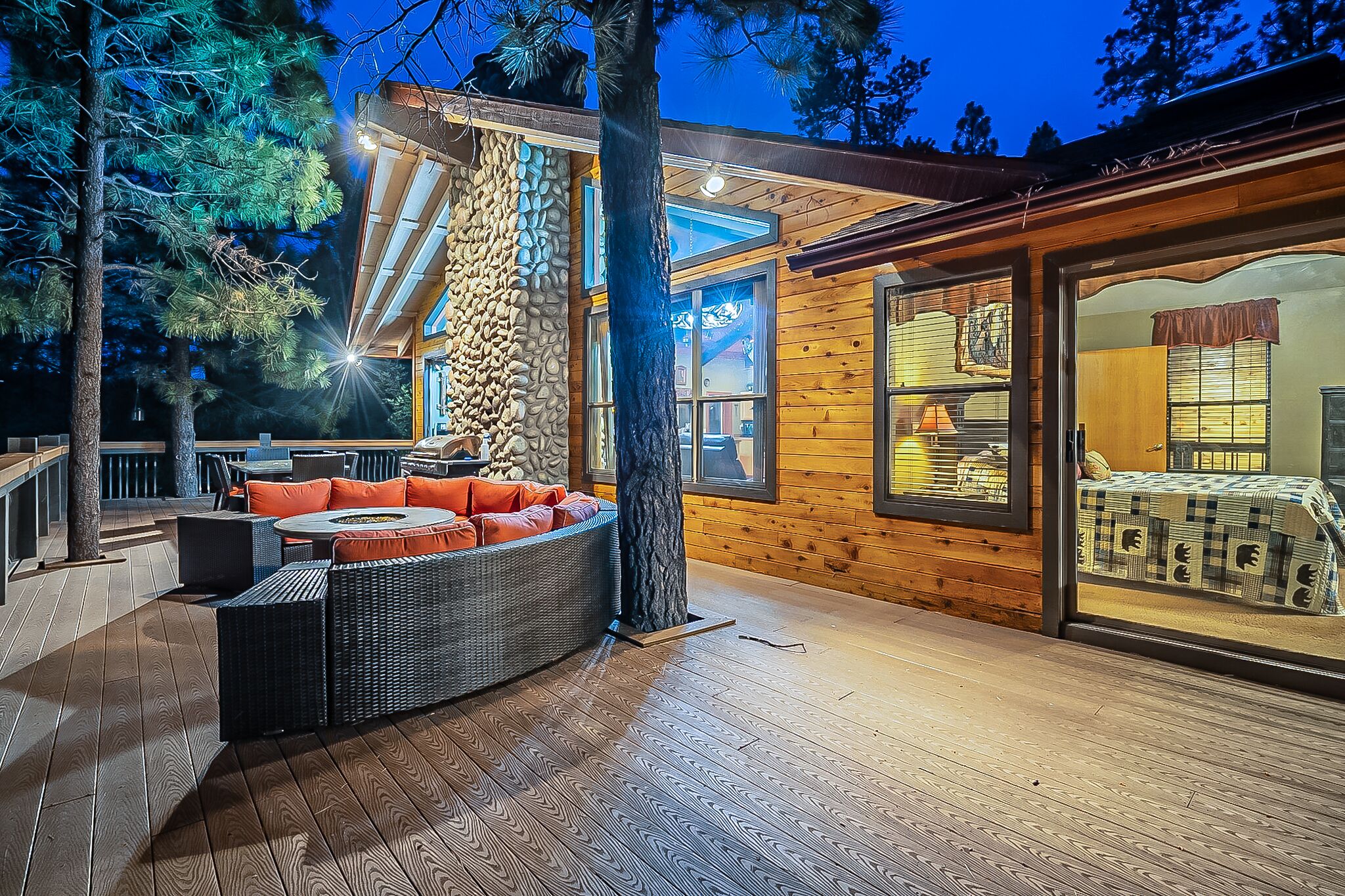 Custom 6 Bedroom 4 full bathrooms Cabin with Amazing hillside Views, fenced lot.