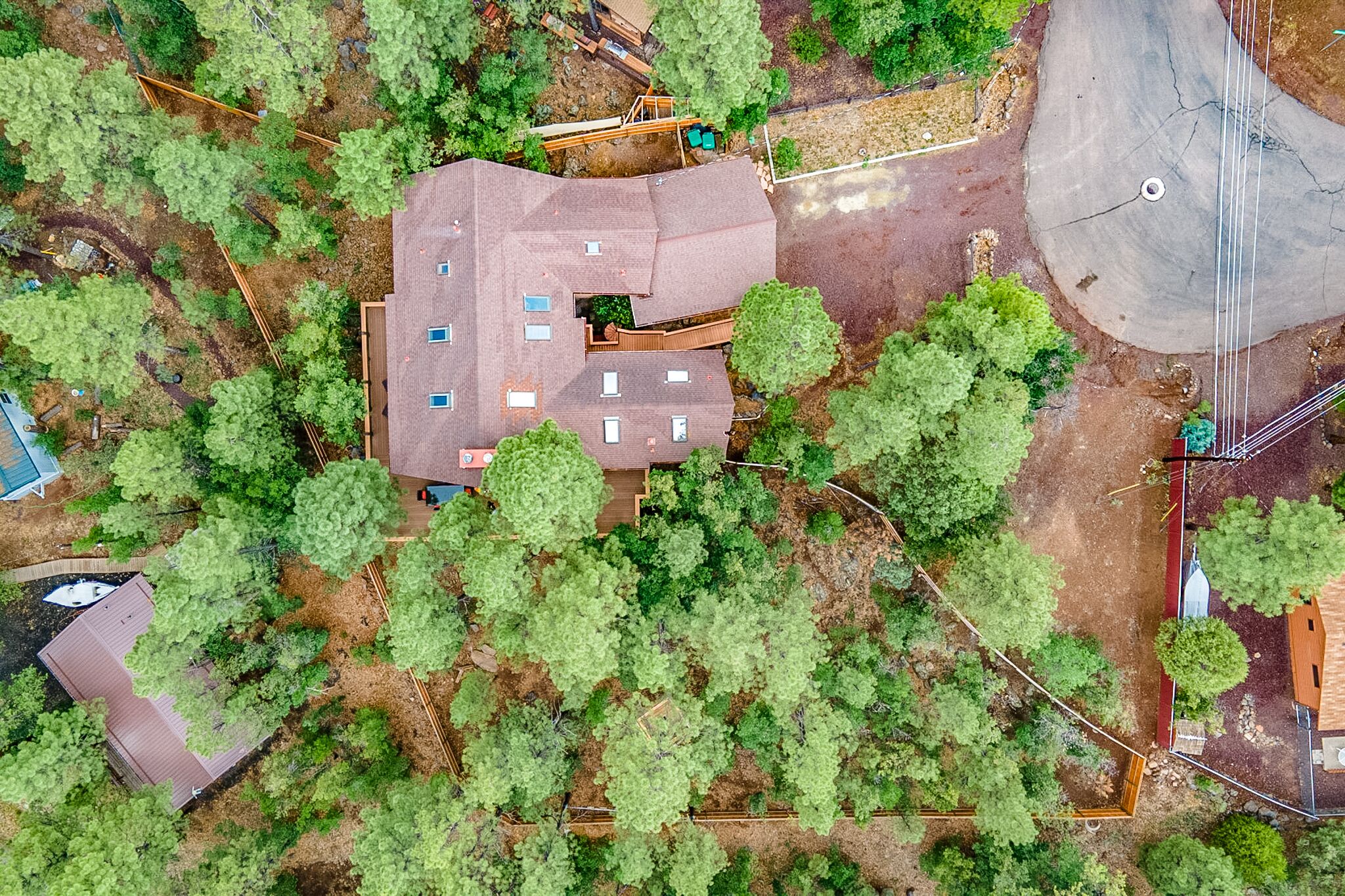 Custom 6 Bedroom 4 full bathrooms Cabin with Amazing hillside Views, fenced lot.