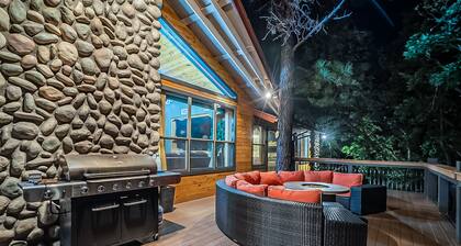 Custom 6 Bedroom 4 full bathrooms Cabin with Amazing hillside Views, fenced lot.