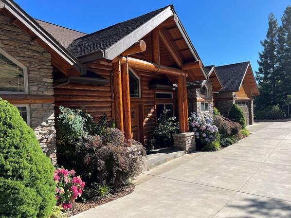 Exterior - Mountain Lodge with Panoramic Views (Murphys)