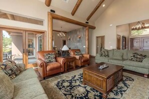 Smart TV, fireplace, foosball, stereo - Mountain Lodge with Panoramic Views (Murphys)
