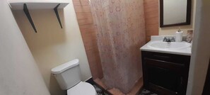 Chuveiro, toalhas de banho, papel higiênico