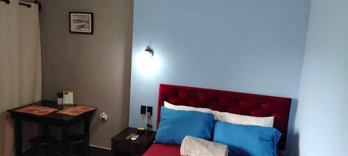 Habitacion con aire acondicionado refrigerador area para ftrabajar baño pribado