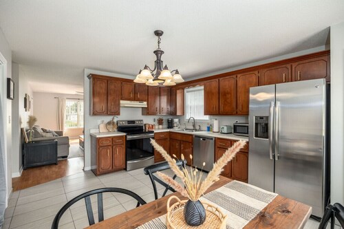 Wild Joy| King Bed, Pet-Friendly Stay, Fenced Yard