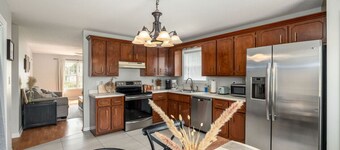 Wild Joy| King Bed, Pet-Friendly Stay, Fenced Yard