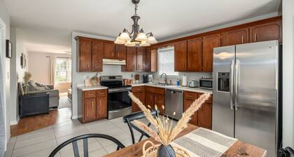 Wild Joy| King Bed, Pet-Friendly Stay, Fenced Yard