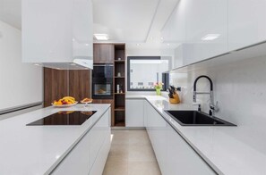 Kjøleskap, mikrobølgeovn, ovn og oppvaskmaskin