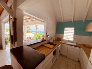 ثلاجة، ميكروويف، موقد طهي مسطح، غسالة أطباق