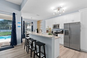 Kjøleskap, mikrobølgeovn, ovn og kokeplater