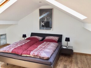 1 Schlafzimmer, Zimmersafe, Schreibtisch, Bügeleisen/Bügelbrett