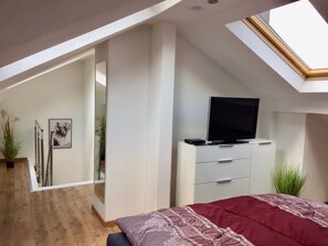 1 Schlafzimmer, Zimmersafe, Schreibtisch, Bügeleisen/Bügelbrett