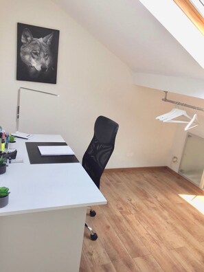 1 Schlafzimmer, Zimmersafe, Schreibtisch, Bügeleisen/Bügelbrett