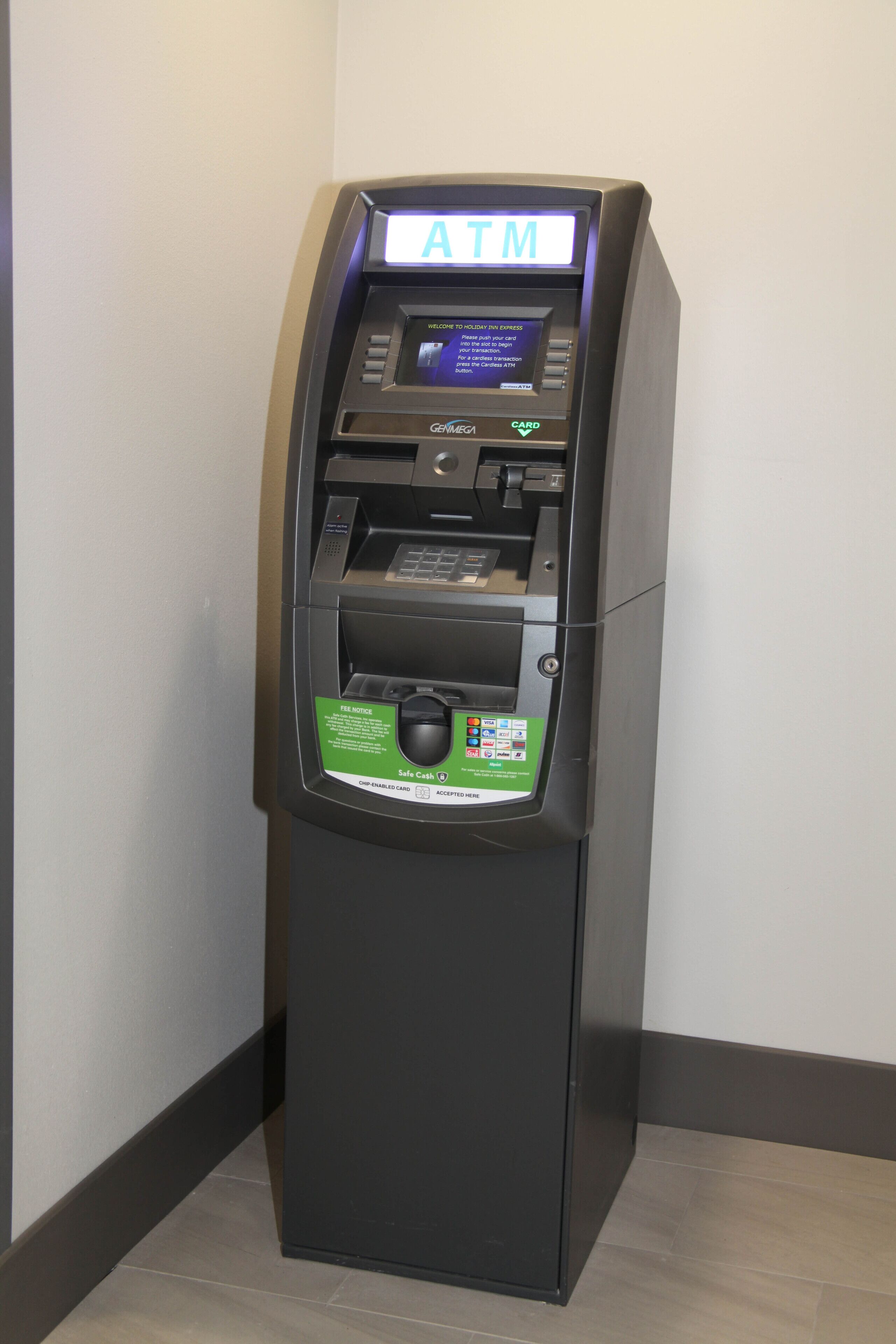 Ein Geldautomat mit digitalem Display, Kartenleser und Geldausgabe.