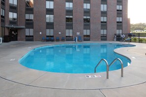 En säsongsöppen utomhuspool