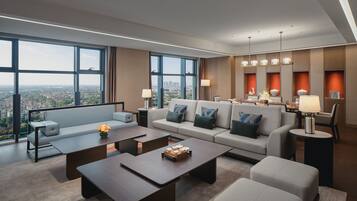 Svit - 1 sovrum - kök (Dining, Meeting Area) | 1 sovrum, sängtillbehör av högsta kvalitet, duntäcken och minibar