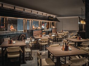 5 restaurantes; se sirven desayunos, almuerzos y cenas