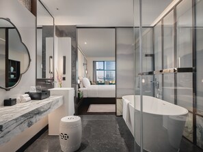 Premium-Zimmer, 1 King-Bett, Zutritt zur Club Lounge | Badezimmer | Hydromassagedusche, Designer-Toilettenartikel, Haartrockner, Bademäntel