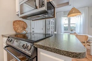 Fridge, microwave, oven, stovetop - Serene coastal cottage in Wilmington (Wilmington)