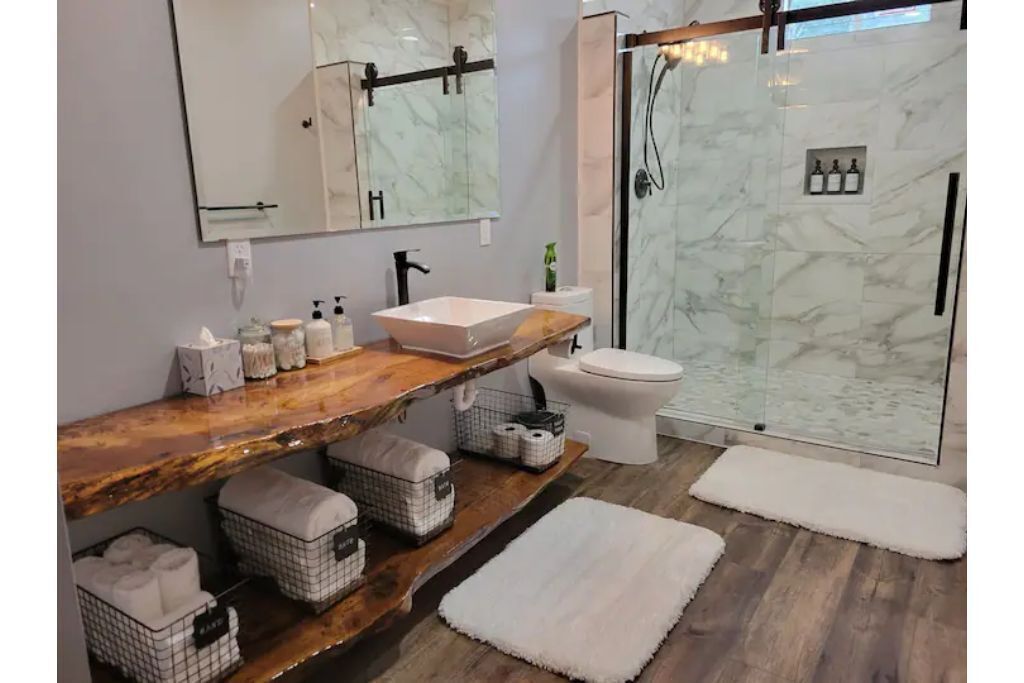 Guesthouse with king bed and custom bathroom