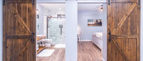 1 soverom, skrivebord, strykejern/-brett og reiseseng for barn