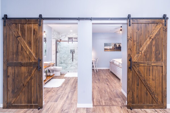 1 habitación, escritorio, tabla de planchar con plancha y cuna de viaje 