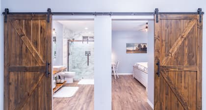 Guesthouse with king bed and custom bathroom