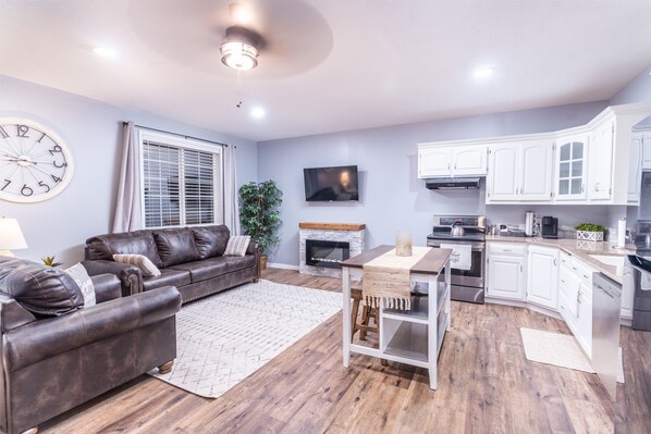 Smart TV, fireplace
