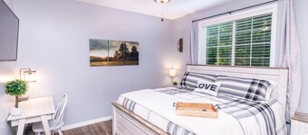Guesthouse with king bed and custom bathroom