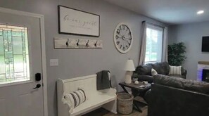 Smart TV, fireplace, printers - Guesthouse with king bed and custom bathroom (Wamego)