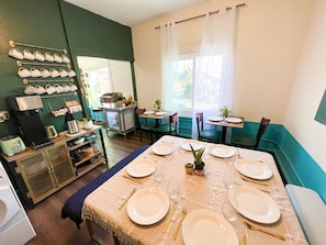 Dining - ITH Mission Beach Backpacker Hostel (San Diego)