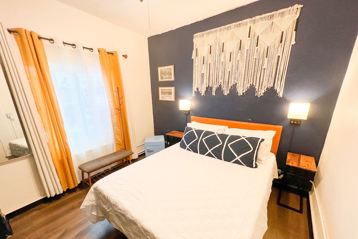 Basic Room | Iron/ironing board, free WiFi, bed sheets