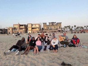 Beach nearby, 5 beach bars - ITH Mission Beach Backpacker Hostel (San Diego)
