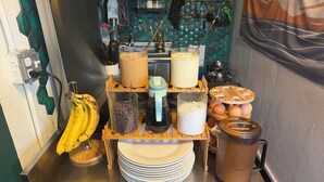 朝食 (テイクアウト)、毎日提供 (無料)