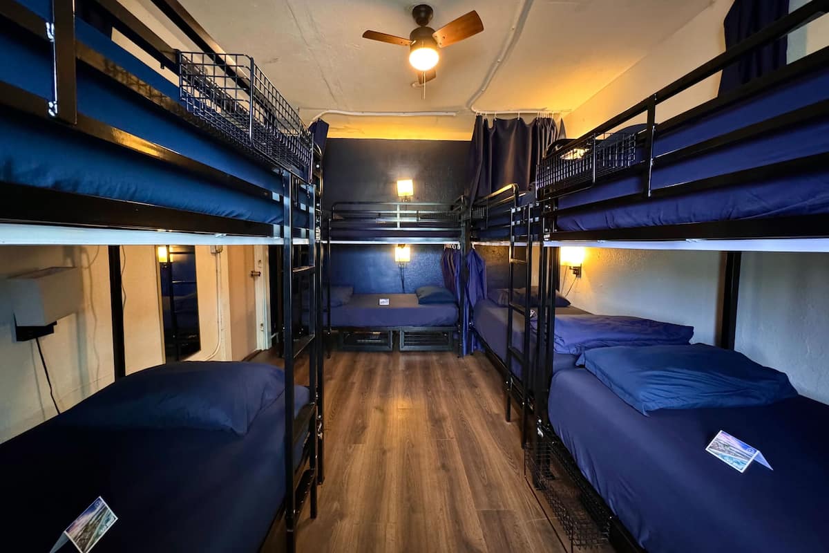 Dortoir partagé de base | 1 chambre, fer et planche à repasser, accès au Wi-Fi (inclus)