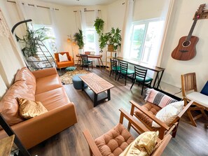 Living area - ITH Mission Beach Backpacker Hostel (San Diego)