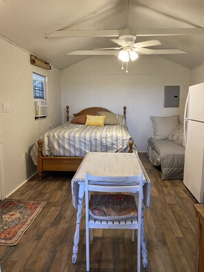 1 habitación, tabla de planchar con plancha, wifi gratis y ropa de cama 