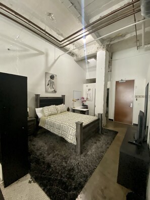 1 bedroom, desk, WiFi