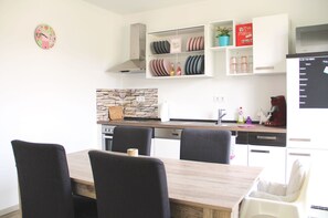Een koelkast, een microgolfoven, een oven, een kookplaat
