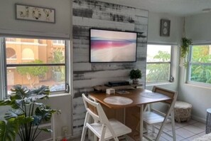 Dining - The Coral Resort -1940 Boutique Studio (Clearwater)