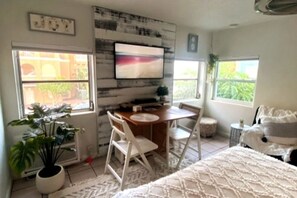 1 bedroom, desk, iron/ironing board, WiFi - The Coral Resort -1940 Boutique Studio (Clearwater)