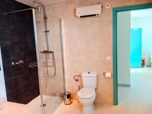 Ducha y bañera combinadas, secador de pelo, toallas y papel higiénico