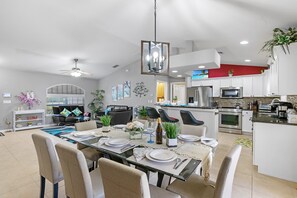 Une cuisine moderne avec des meubles blancs, un four à micro-ondes et un four traditionnel.