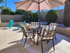 Outdoor dining - ***Desert Beauty Vacation Home***Leisure World Mesa, Arizona - 30 Day Min Book (Mesa, Arizona)