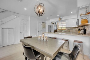 Private kitchen - Overlooking Salt-water Lagoon- Free Golf Cart + 2 Kayaks (Key Largo)