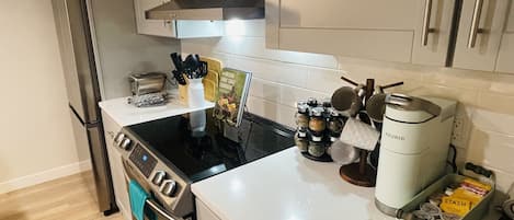 Refrigerador, microondas, horno y parrilla de estufa
