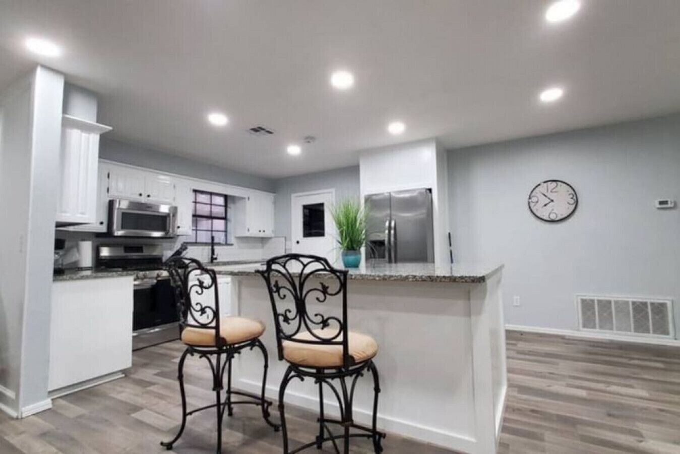 Hol2 · Spacious Layout Self CheckIn W/D